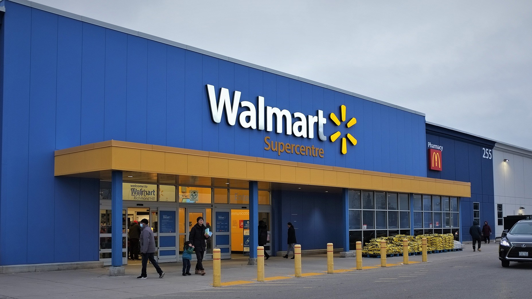 Read more about the article Walmart Stock Returns to All-Time Highs: Should we expect growth?